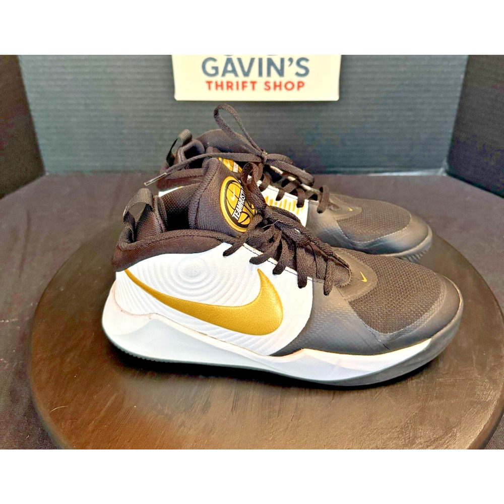 Nike Team Hustle Basketball Shoes youth Size 5.5 gold black white